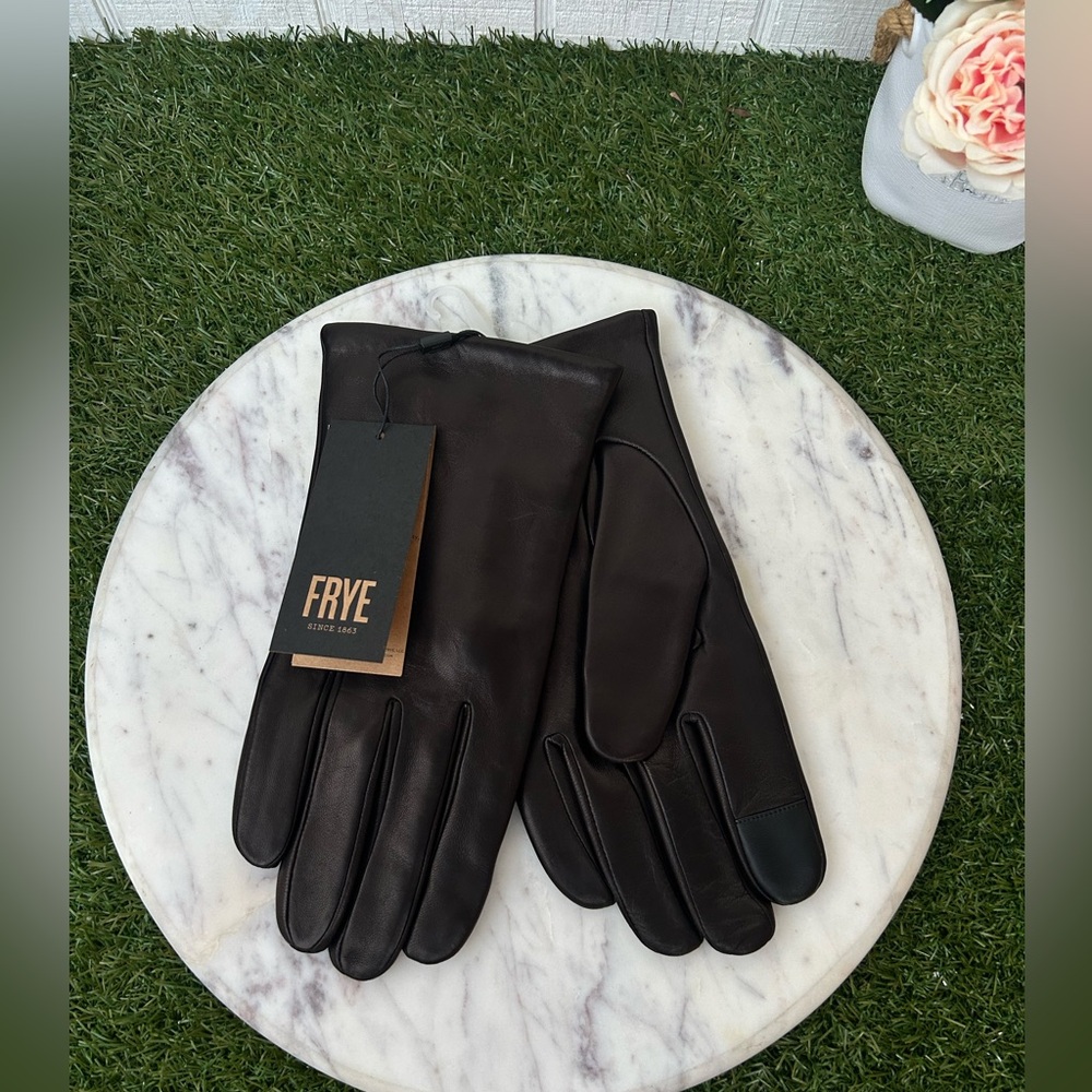 Frye Leather Gloves with touch tip
Mahogony size L NWT men’s Retail $148